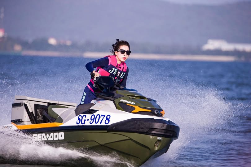 Người mẫu hoang dã hạng 18 đã đăng ký vào khách sạn cùng bạn thân của mình. Một thám tử đã ghi lại toàn bộ quá trình quyến rũ những người đàn ông khác nhau. Cô ấy đã nhìn thấy vô số cái "cặc" và đang tìm một cái "cặc" lớn để quan hệ.